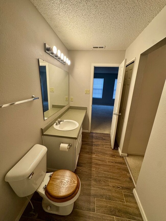 Building Photo - Southside 3/2 home with attached 2 car garage