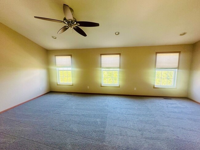 Building Photo - Gorgeous 4 Bedroom/3.5 Bath Luxury Townhom...
