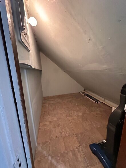 Building Photo - 1841 E 5th St