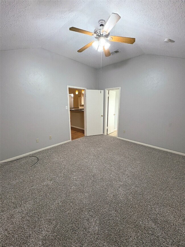 Building Photo - 1014 Stoneleigh Ct