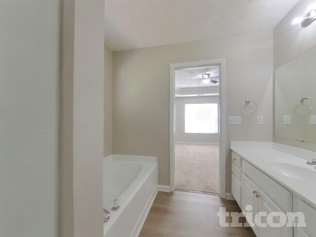 Building Photo - 6844 Bridgewood Dr