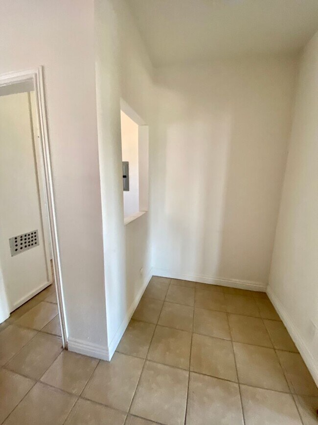 Building Photo - 2616 Edgehill Dr