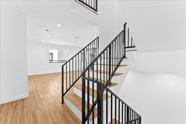 Building Photo - 4017 1/2 Mont Clair St-