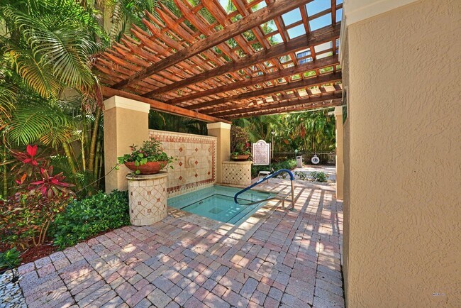 Building Photo - 630 S Sapodilla Ave