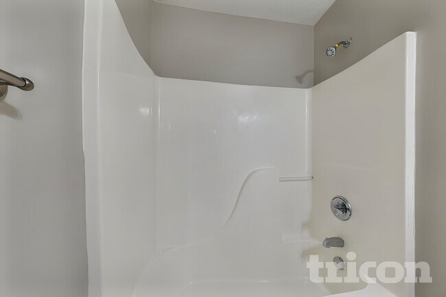 Building Photo - 2124 Sylvan Lake Dr