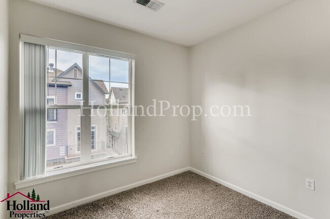 Building Photo - Wonderful 3 Story Condo in Hillsboro!