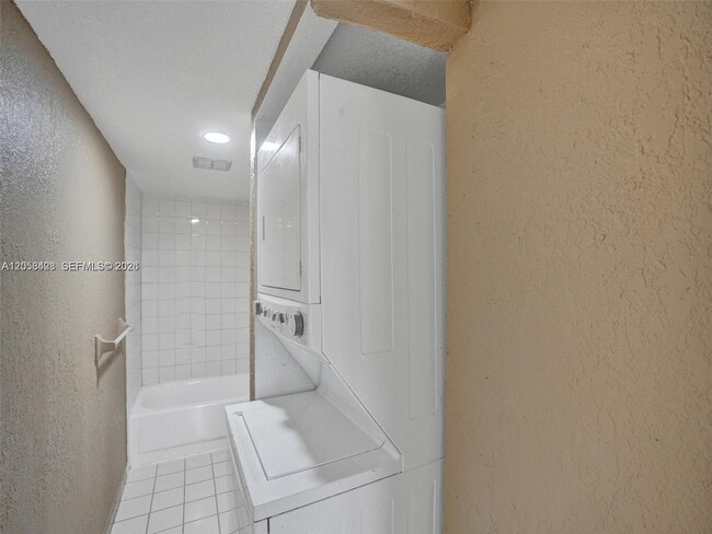 Building Photo - 4166 Inverrary Dr