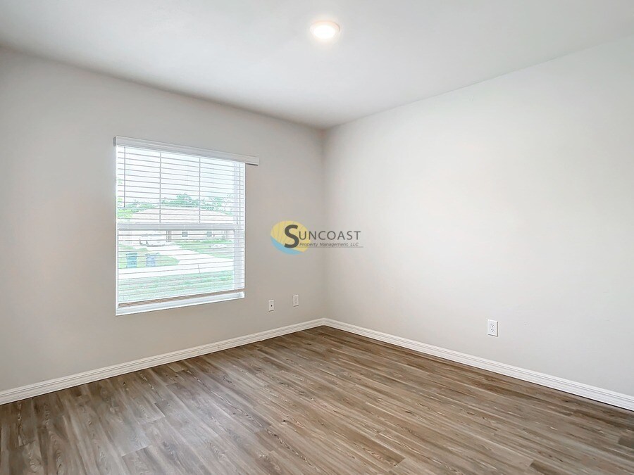 Building Photo - 179 Lomond Dr