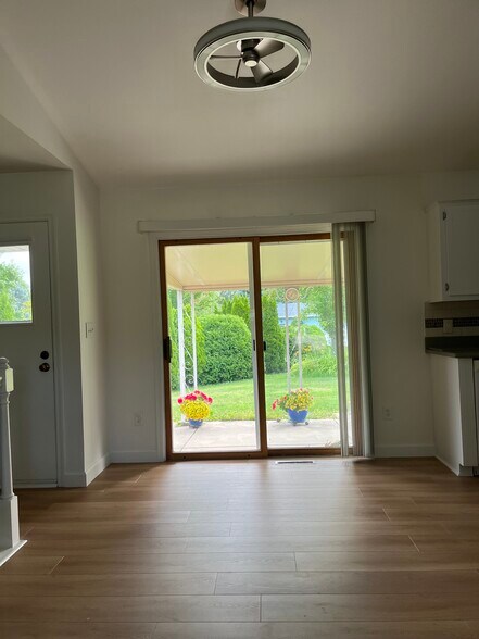 Dinning area - 7811 S Burdick Ave
