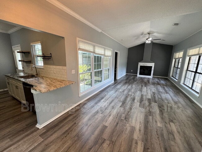 Building Photo - 801 Laurel Hill Dr