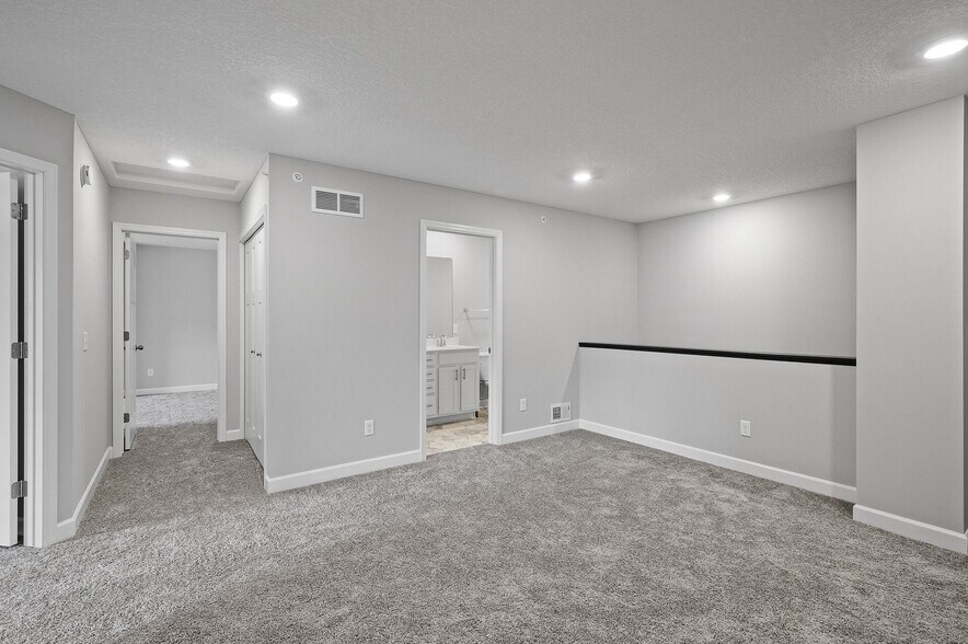 Building Photo - 15008 Ahena Curv