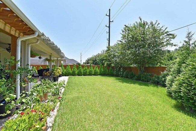 Building Photo - 22121 Atwater Canyon Ln