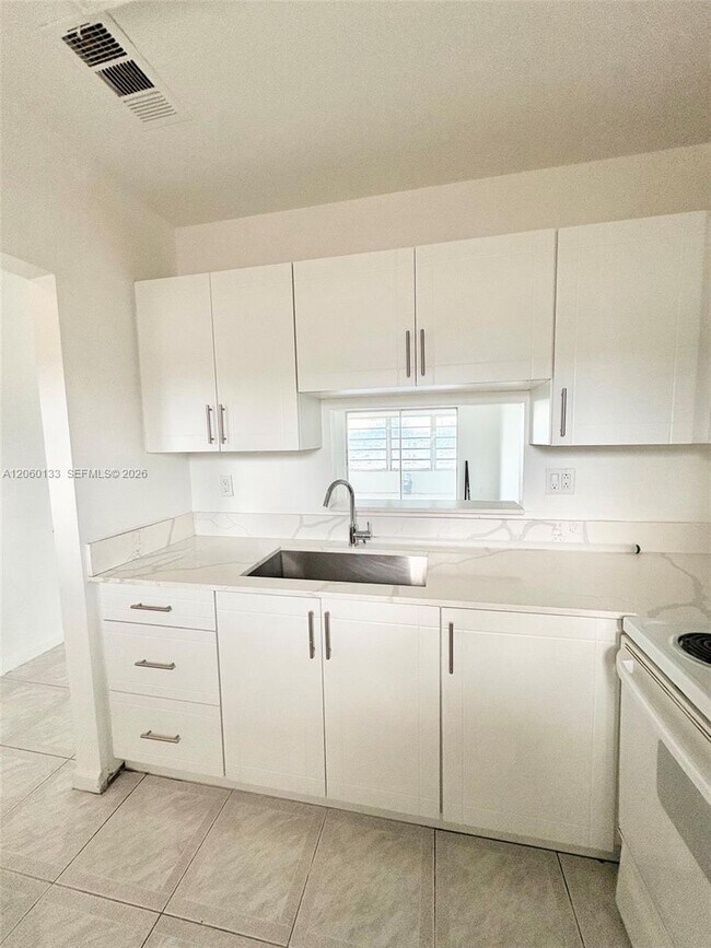 Building Photo - 5011 W Oakland Park Blvd
