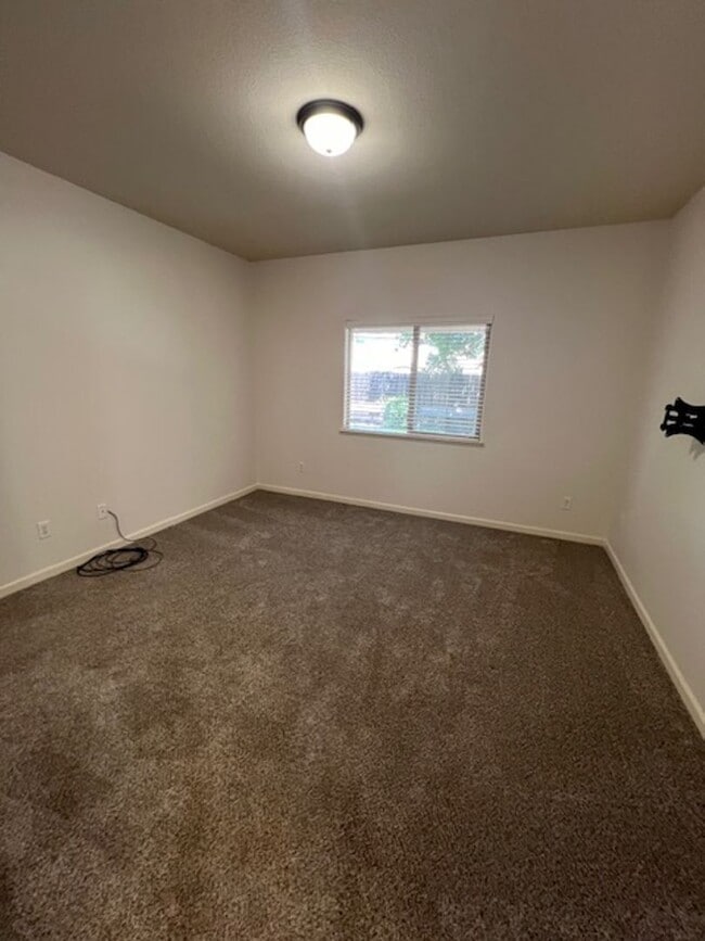 Building Photo - Beautiful 5 Bedroom Home in Crocker Ranch ...