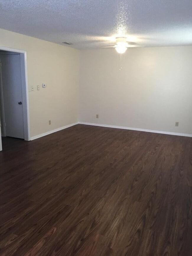Building Photo - Available now. END 4PLEX TOWNHOME, 2 BR/1....