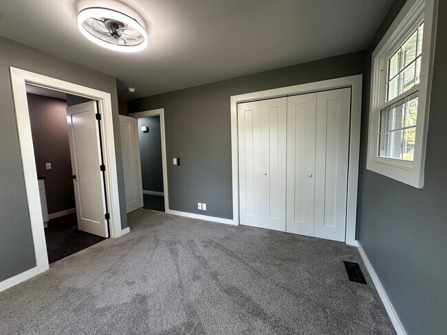 Building Photo - Fully Renovated in the Heart of Hendersonv...