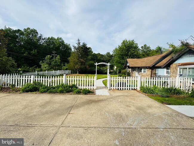 Building Photo - 6703 Token Valley Rd