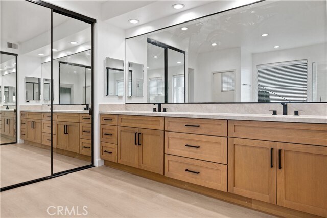 Building Photo - 6 Saros