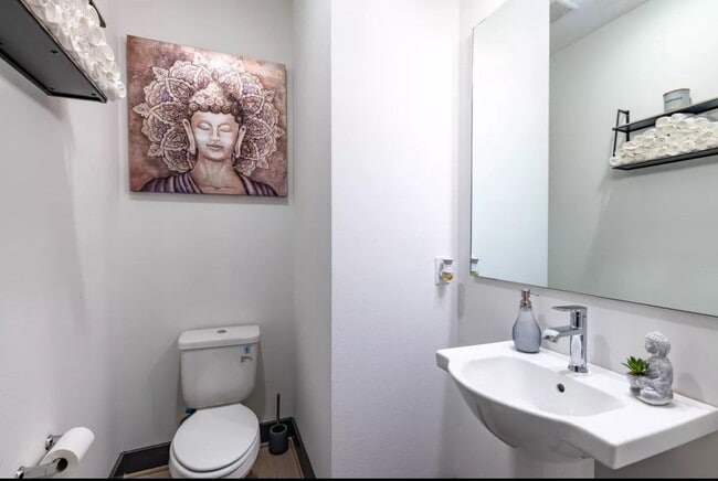 Building Photo - 1404 Goliad St