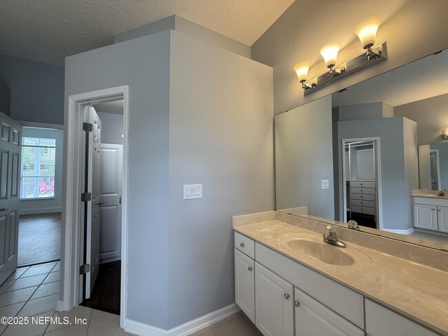 Building Photo - 1319 N Kyle Way