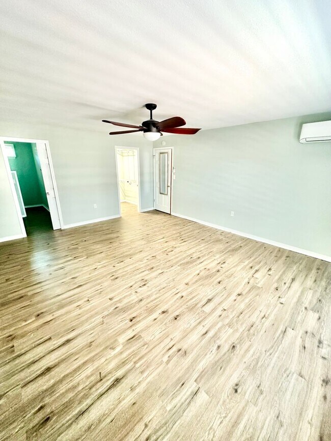 Building Photo - GORGEOUS 3 bedroom/3 bathroom/2 car garage townhome for rent in the desirable DONLABROOK GARDENS!