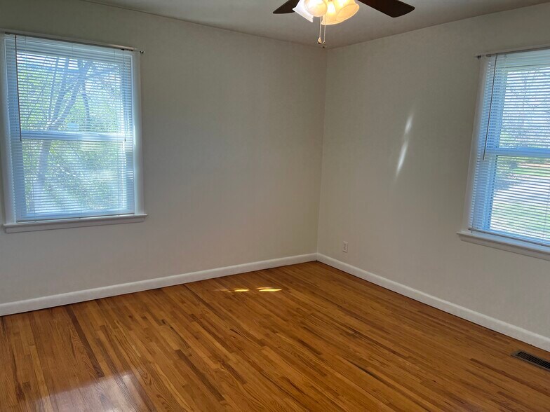 Master bedroom - 2101 Jade Dr