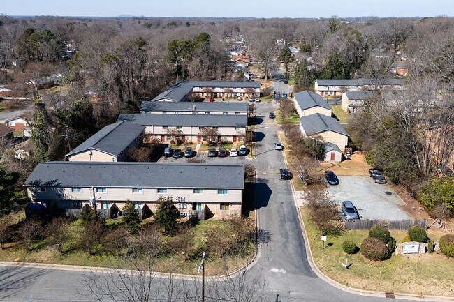 Building Photo - Spacious, affordable two bedroom townhouse in a great location in Charlotte!