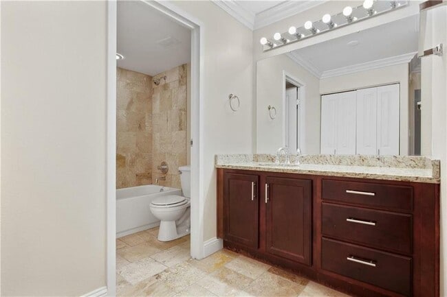 Building Photo - 700 E 8th St