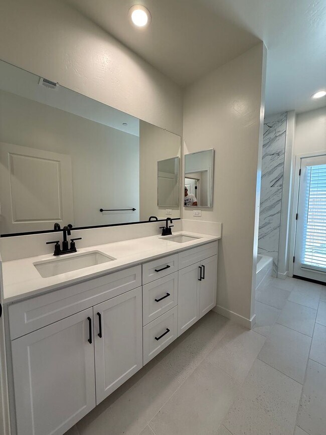 Building Photo - 16806 Mairs Dr