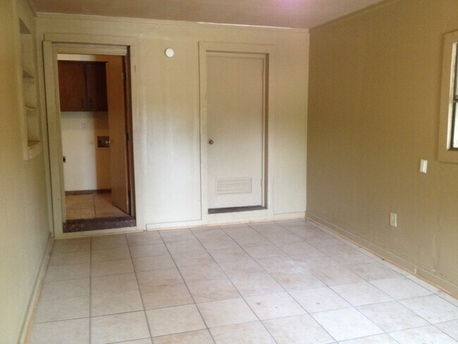Building Photo - **AVAILABLE NOW**3 Bedroom / 2 Bathroom Ho...