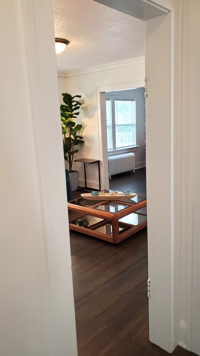 Building Photo - 1916 N Oliver Ave