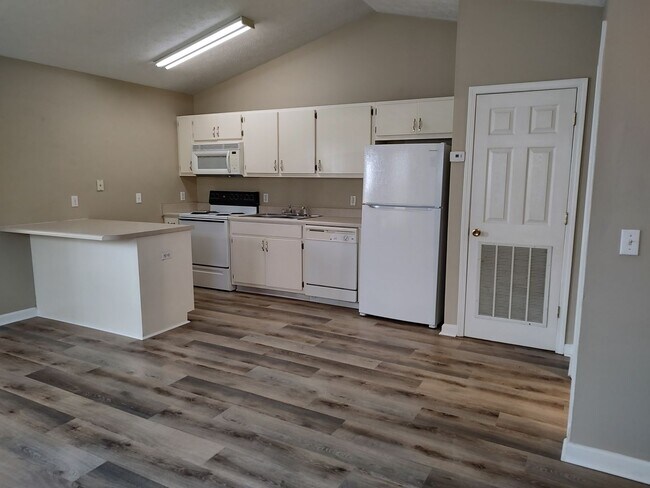 Building Photo - 6104/6106 Pinetree Ave