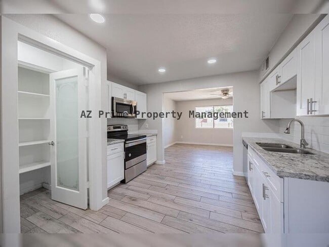 Building Photo - 452 S Mulberry