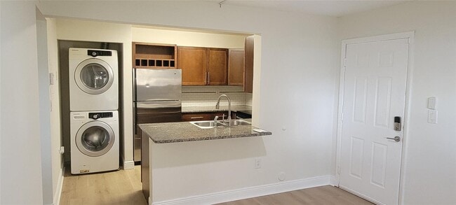 Building Photo - 350 Palm Cir W