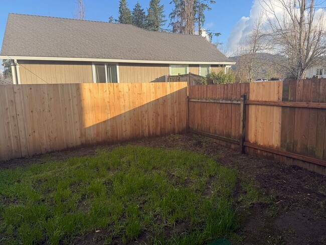 Building Photo - Updated 2 bedroom 1.5 bath duplex in Thurston!