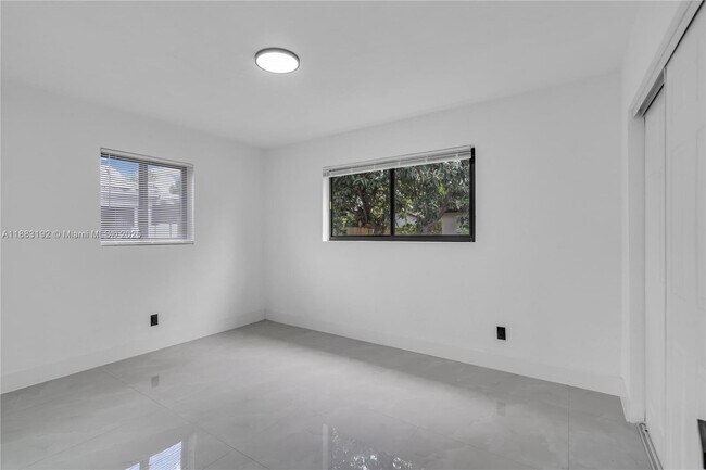 Building Photo - 1000 NW 198th St