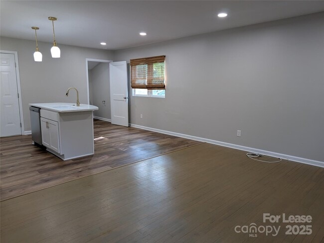Building Photo - 2700 Ravencroft Dr