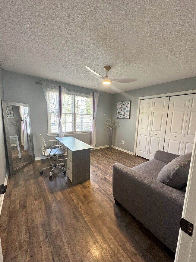 Building Photo - 400 Wesley Dr