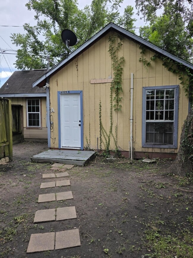 Building Photo - 6219 Saxon Dr