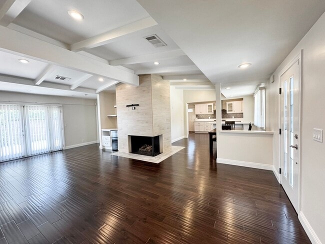 Building Photo - Beautiful 4 Bedroom 3.5 Bathroom Home in t...