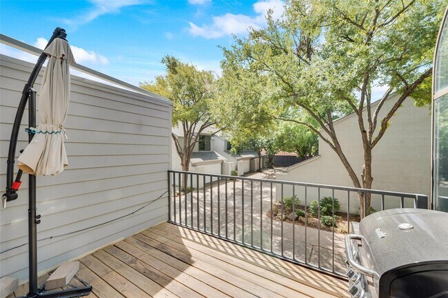 Building Photo - 5990 Lindenshire Ln