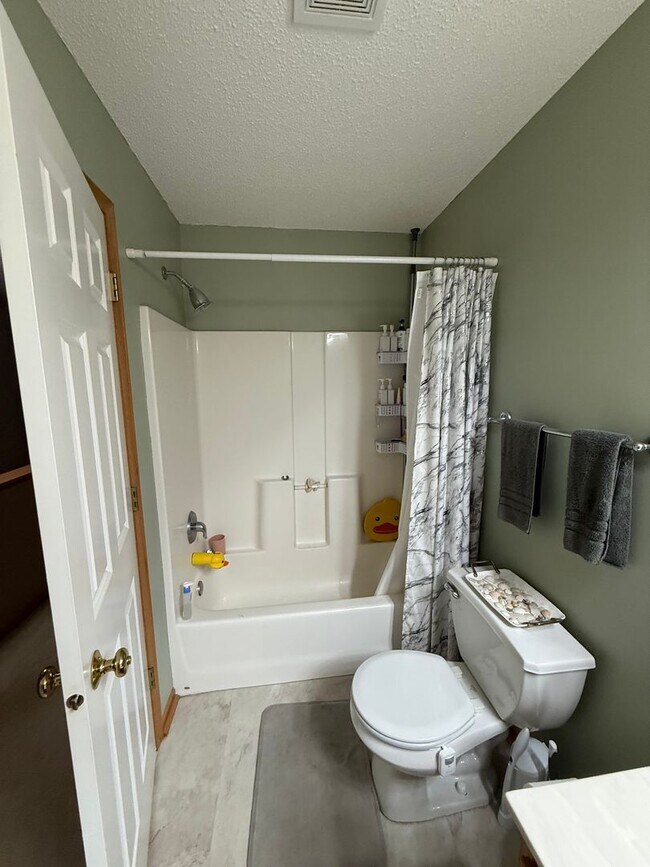 Building Photo - Beautiful 2 Bed, 2 Bath Townhome for Rent ...