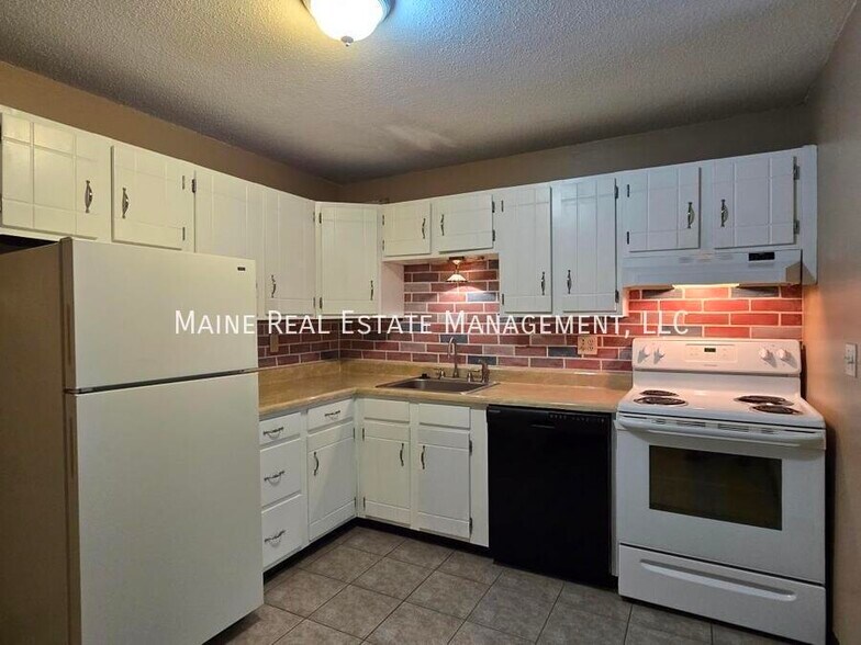 Building Photo - 10 Tall Pines Dr