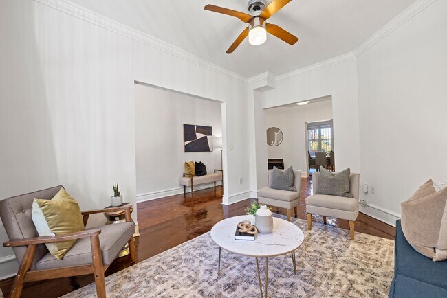 Building Photo - Gorgeous, Spacious 4BR with Updated Kitche...