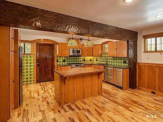 Building Photo - Your Dream Home Awaits! Available in June!