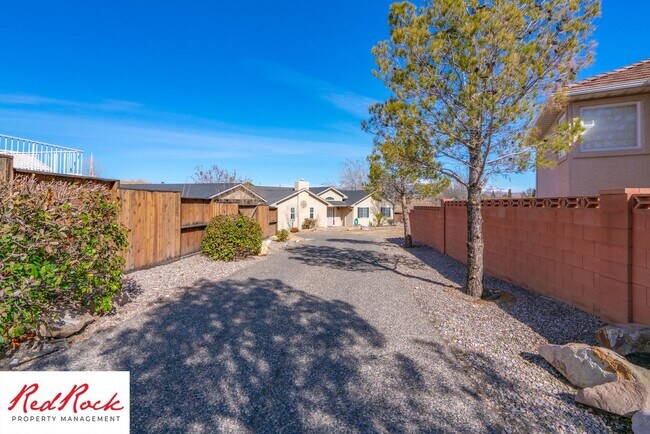 Building Photo - Spacious 3 Bedroom Single-Level Home in Bl...