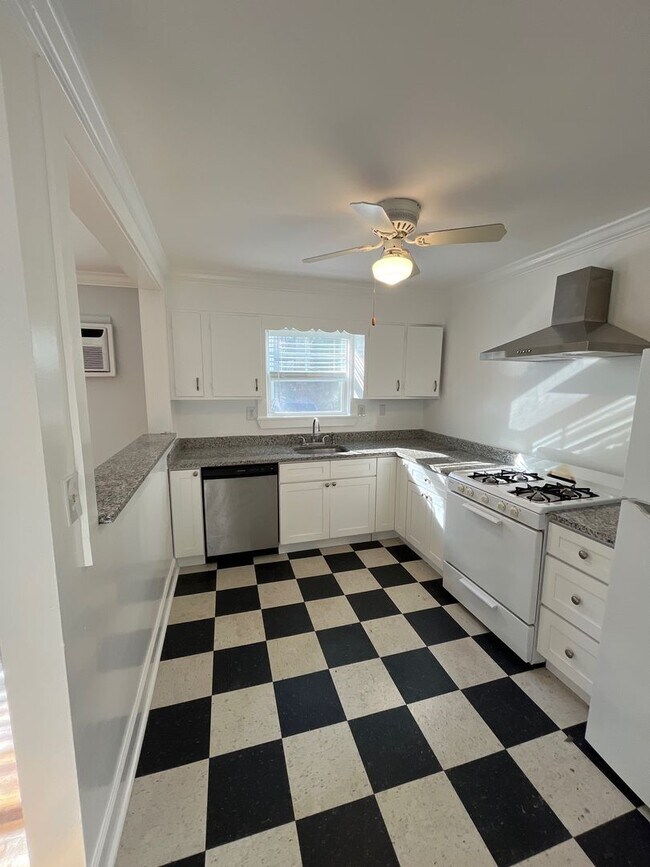 Building Photo - 1BR w Porch - Moments from Piedmont Park