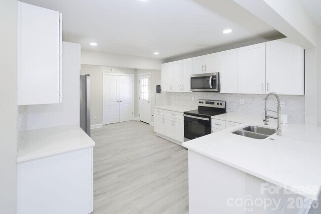 Building Photo - 3825 Westway Dr