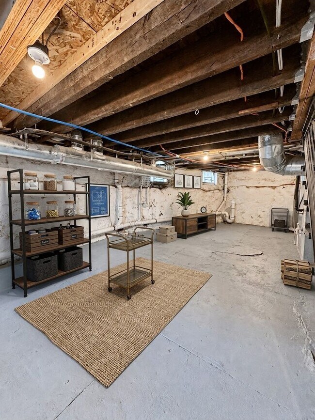 Building Photo - 117 E Allen St