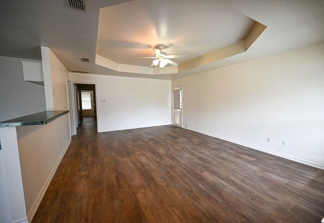 Building Photo - 3 bed 2 bath Duplex Decatur TX